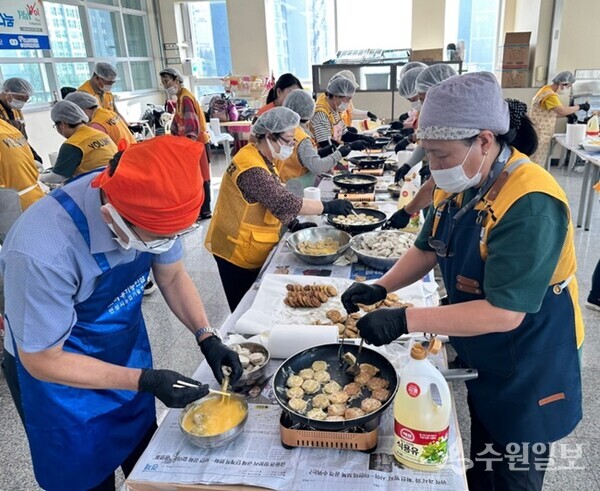 화성시 읍면동자원봉사지원단 회원들이 어려운 이웃에게 전달할 각종 전을 부치고 있다. (사진=화성시자원봉사센터)