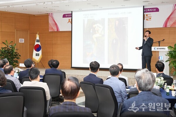 이상일 용인시장이 ‘제152회 용인상공회의소 조찬 세미나’에서  지역 내 기업인들을 대상으로 특강을 하고 있다. (사진=용인시)