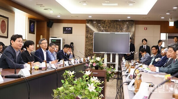 특강을 마친 이상일 시장이 지역 내 기업인들과 간담회를 갖고 있다. (사진=용인시)