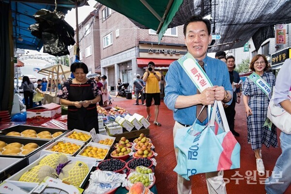 이재준 수원시장이 북수원시장에서 장을 보고 있다. (사진=수원시)