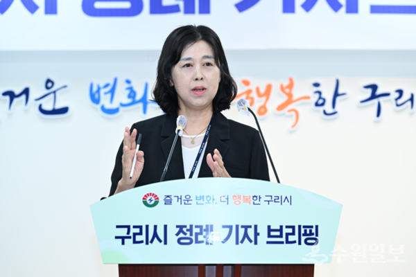 조명아 구리시 환경사업소장이 구리시 정례 기자브리핑을 통해 지역현안문제에 대해 설명하고 있다. (사진=구리시)