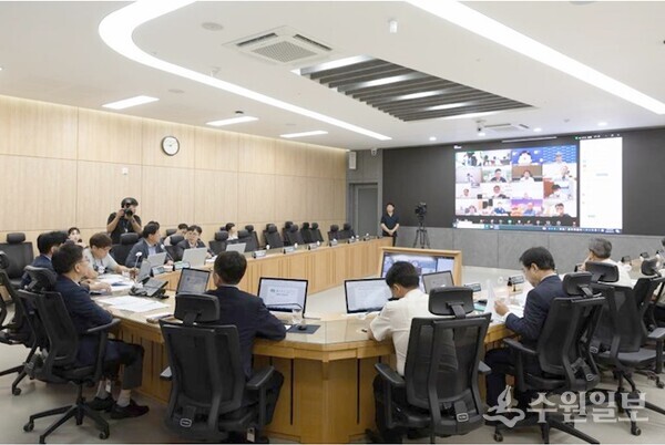 12일 오전 경기도청 재난안전상황실에서 김동연 경기도지사, 경기응급의료지원센터장,권역응급의료센터 병원장(온라인 참석) , 소방재난본부장, 보건건강국장 등이 참석한 가운데 응급의료 현황 점검 및 추석 연휴 의료대책 등을 내용으로 긴급점검 회의가 열리고 있다. (사진=경기도)