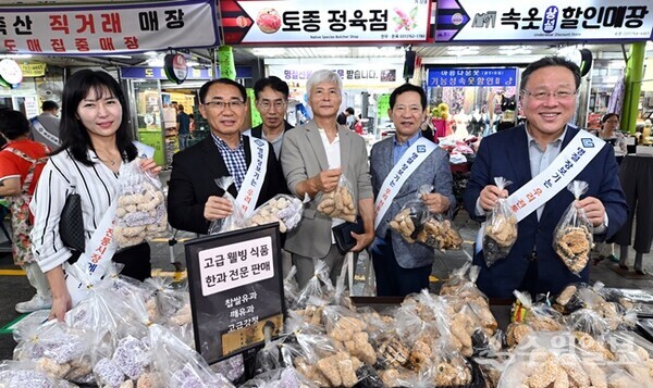 시석중 경기신보 이사장(오른쪽 첫번쨰)이 김선영 경기도의회 경제노동위원회 부위원장(왼쪽 두번째) 등과  경안시장에서 '추석 장보기'를 하고 있다. (사진=경기신보)