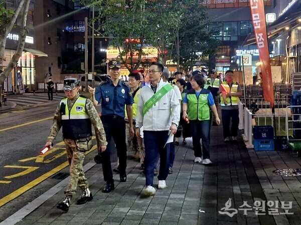 이기복 다산행정복지센터장(앞줄 오른쪽)이 12일 저녁 다산1지구대를 비롯해 남양주남부경찰서 자율방범연합대,다산1지구대 생활안전협의회,자율방범대 해병전우회 등 민·관·경 50여명과 함께 다산역 주변일대를 점검하고 있다. (사진=다산행정복지센터)