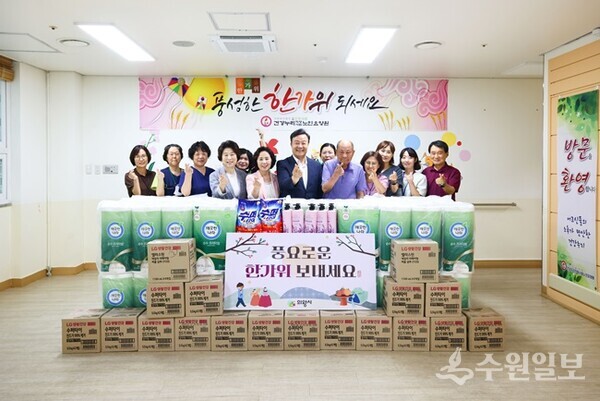 김성제 의왕시장이 건강누리노인요양원을 방문, 관계자들과 기념촬영을 하고 있다. (사진=의왕시)