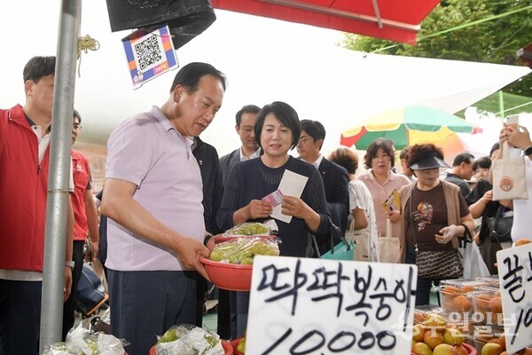 이권재 오산시장이 13일 관내 오색시장에서 추석 성수품을 구입하고 있다. (사진=오산시)