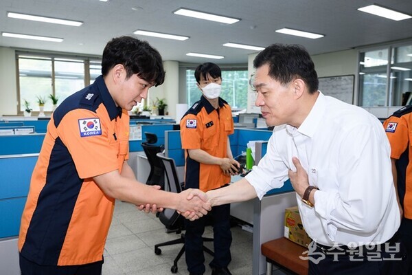 이재준 수원시장이 14일 수원소방서를 찾아 근무자들을 격려하고 있다. (사진=수원시)