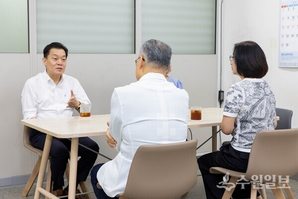 이재준 시장이 팔달구보건소에서 근무자들과 이야기를 나누고 있다. (사진=수원시)
