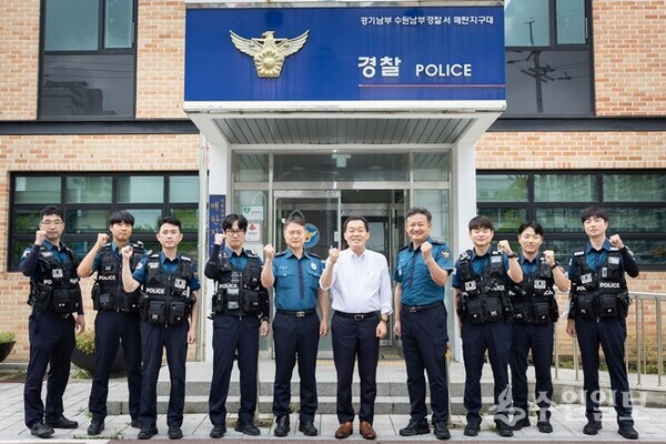 이재준 시장이 수원남부경찰서 매탄지구대 경찰들과 함께하고 있다. (사진=수원시)