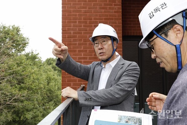 정명근 화성시장이 반다비 체육센터 건립현장을 점검하고 있다. (사진=화성시)