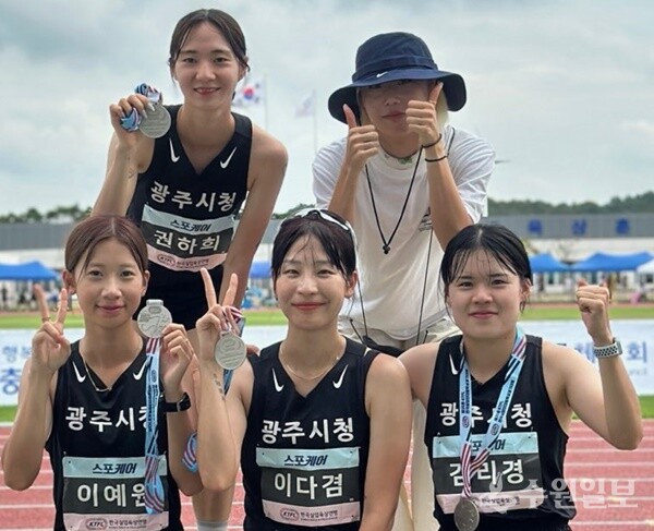 광주시청 육상팀 선수들이 ‘제35회 서천 KTFL 전국 실업단대항 육상 경기대회’에서 800m 계주 은메달을 획득한 뒤 메달을 들어보이고 있다. (사진=광주시)