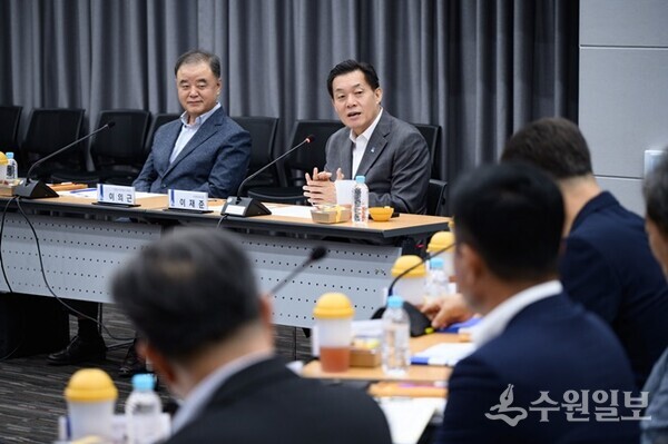 이재준 수원시장이 기업유치위원회 제1회 정기회의에서 발언을 하고 있다. (사진=수원시)