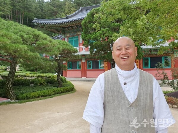 사찰경내를 산책하는 운천스님. 