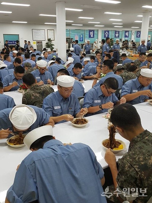 장병들의 짜장시식 모습. (사진=운천스님)