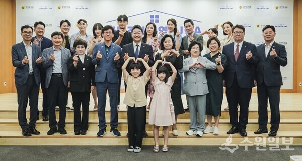 경기도의회 웹드라마 ‘공동조례구역: JOA’ 제작발표회에서 의원들과 배우들이 기념촬영을 하고 있다. (사진=경기도의회)