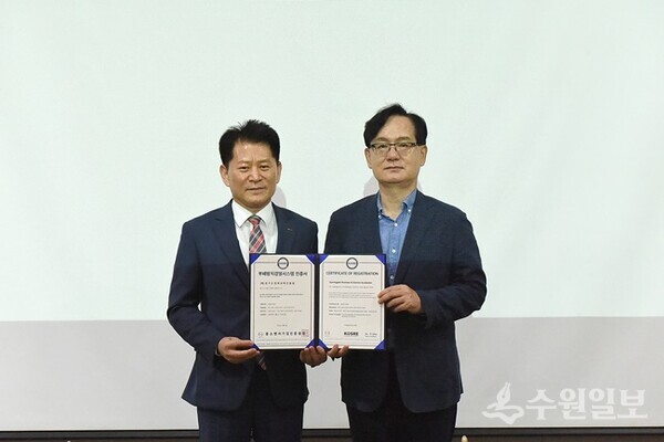 경과원 부패방지경영시스템 인증서 수여식에서 강성천 경과원장(오른쪽)과 엄진엽 중소벤처기업인증원장이 기념촬영을 하고 있다. (사진=경과원)