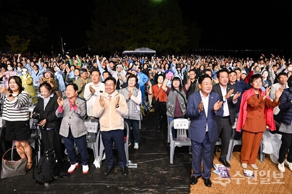 양평군이 처음으로 개최한 ‘두물머리 음악제’에서 감동적인 공연에 관객들이 기립박수를 보내고 있다. (사진=양평군)