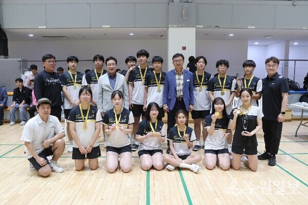 '제2회 이천시의회의장배 중·고등학교 배드민턴대회'에서 박명서 이천시의회 의장과 수상학생, 감독, 관계자들이 기념촬영을 하고 있다. (사진=이천시의회)