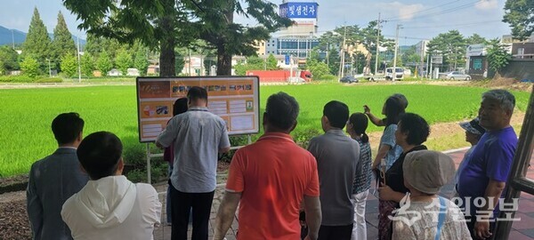 경기도 마을 정원 조성사업 현장심사에서 주민들이 사업계획을 설명하고 있다. (사진=이천시)