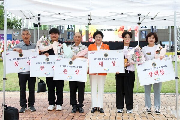 ‘제28회 장호원황도 품평회’ 시상식에서 김경희 이천시장(오른쪽 세번째)이 수상자들과 기념촬영을 하고 있다. (사진 이천시)
