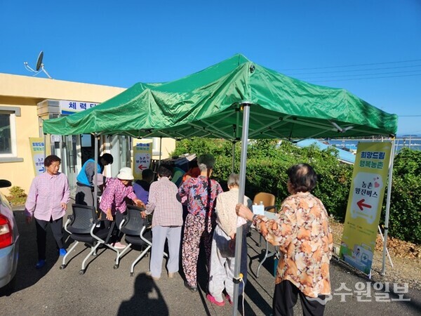 강화군이 도서지역 주민들을 대상으로 ‘2024년 농촌왕진버스 사업’을 펼치고 있다. (사진=강화군) 