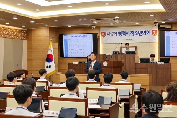 강정구 평택시의회 의장이 제17회 청소년의회에서 인사말을 하고 있다. (사진=평택시의회)
