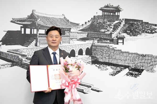 최종현 경기도의회 더불어민주당 대표의원이 ‘제40회 전국장애인부모대회’에서 국회의장 공로장을 수상한 뒤 포즈를 취하고 있다. (사진=경기도의회) 