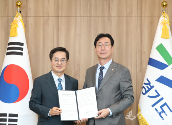 정명근 화성시장(오른쪽)이 김동연 경기도지사에게 화성시 현안 건의서를 전달한 뒤 기념촬영을 하고 있다. (사진=화성시)