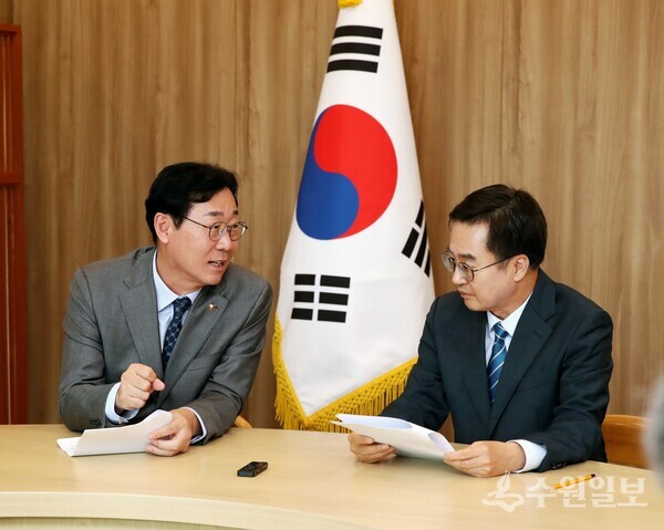 정명근 화성시장(왼쪽)이 김동연 도지사에게 화성시 현안사항을 설명하고 있다. (사진=화성시)