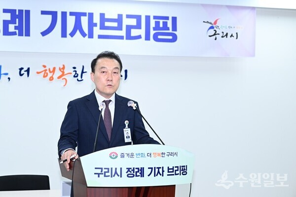 김완겸 구리시 행정지원국장이 정례 기자 브리핑을 통해 부동산 거래사고 예방을 위한 안전전세 프로젝트 운동 추진 등에 대해 설명하고 있다. (사진=구리시)