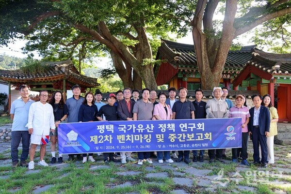 평택시의회 ‘평택 국가유산 정책 연구회' 소속 의원들이 '국가문화유산 제2차 벤치마킹 및 중간 보고회'를 가지면서 기념촬영을 하고 있다. (사진=평택시의회)