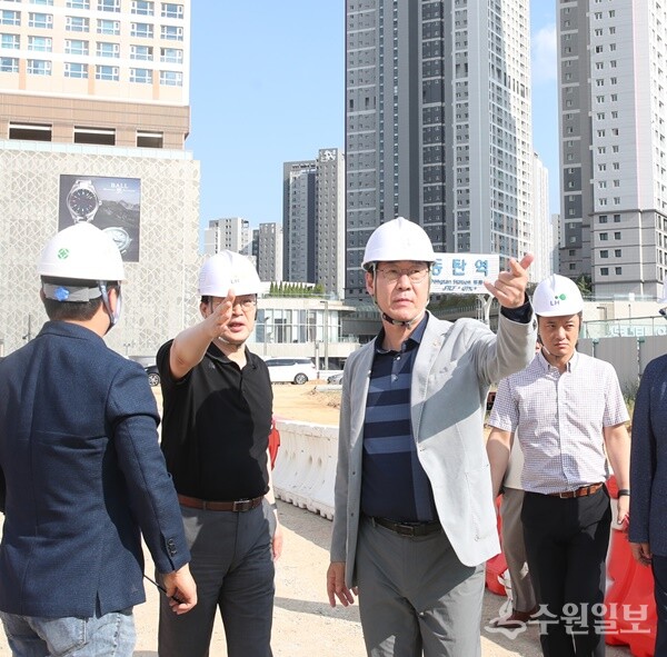 정명근 화성시장이 관계자들과 함께 30일 개통하는 경부고속도로 상부 임시보행로를 현장점검하고 있다. (사진=화성시)