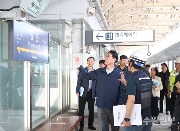 정명근 화성시장(가운데)이 서해선 향남역에서 관계자들과 함께 현장점검을 하고 있다. (사진=화성시)