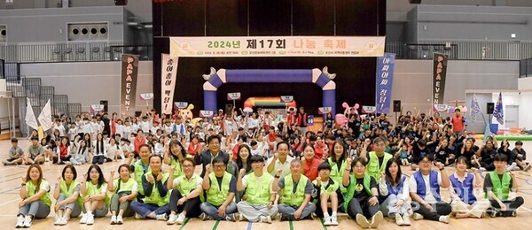 '제17회 오산 나눔축제'에서 이권재 오산시장(둘째줄 가운데)과 지역아동센터 이용 아동, 관계자들이 기념촬영을 하고 있다. (사진=오산시)