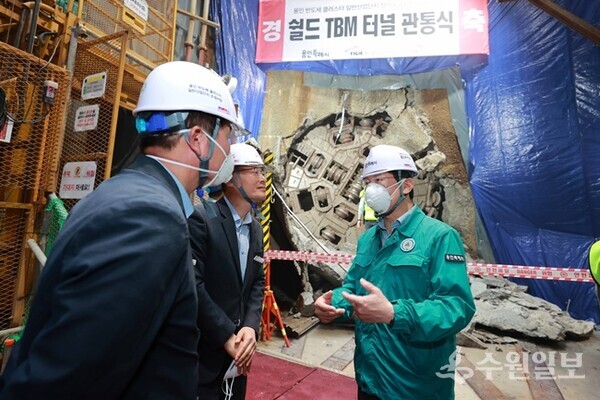 이상일 용인시장이 30일 관계자들과 '용인반도체 클러스터 일반산업단지' 전력공급 시설 터널식 전력구 관통 현장을 둘러보고 있다. (사진=용인시)