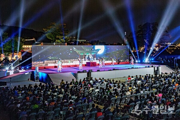 2023년 제60회 수원화성문화제에서 화성행궁 특설무대를 가득채운 시민들이 공연을 관람하고 있다.(사진=수원시)