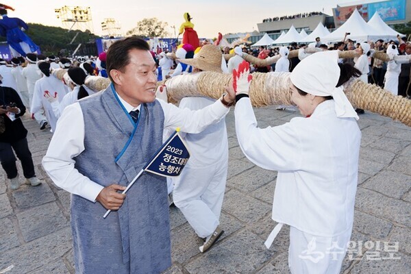 지난해 정조대왕 능행차 공동재현 행사에 참석한 이재준 수원시장이 참가자들과 인사를 나누고 있다.(사진=수원시)
