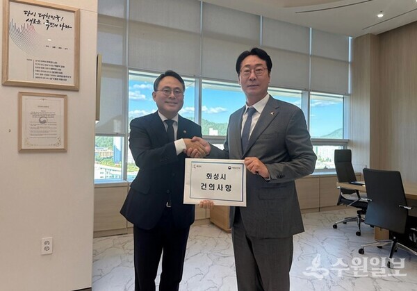 정명근 화성시장(오른쪽)이 고기동 행정안전부 차관에게 화성시 현안사항 건의서를 전달하고 있다. (사진=화성시)