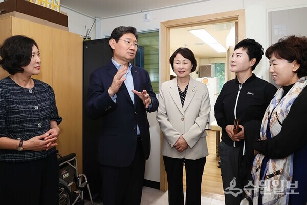 이상일 용인시장이 1일 개소한 '용인시 장애인온종일돌봄센터' 시설을 둘러보고 있다. (사진=용인시)