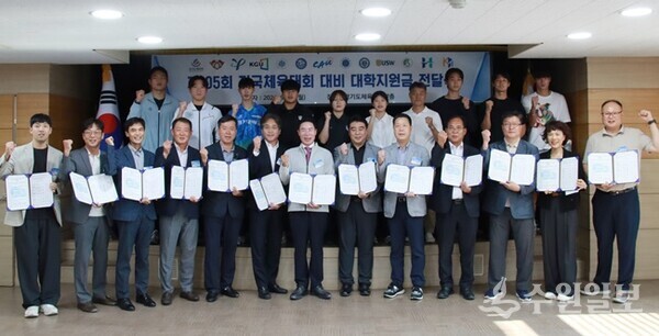 이원성 경기도체육회장(앞줄 가운데)이 '제105회 전국체육대회 경기도선수단 결단식'에서 내빈, 경기도종목단체장, 선수단, 체육 관계자 등과 기념촬영을 하고 있다. (사진=경기도체육회)