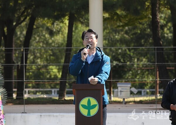 '2024년 화성시 새마을지도자 한마음 수련대회'에서 정명근 화성시장이 인사말을 하고 있다. (사진=화성시)