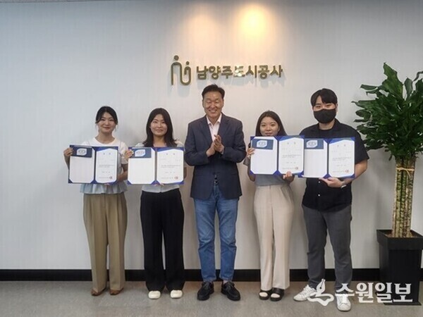 이계문 남양주도시공사 사장(가운데)이 지난 7월 31일 '도전! 청렴골든벨 퀴즈대회' 우수직원과 함께 기념촬영을 하고 있다. (사진=남양주 도시공사)
