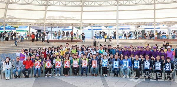이상일 용인시장이 3일 동백호수공원에서 열린 2024 용인시 주민자치 박람회에서 참가자들과 기념촬영을 하고 있다. (사진=용인시)