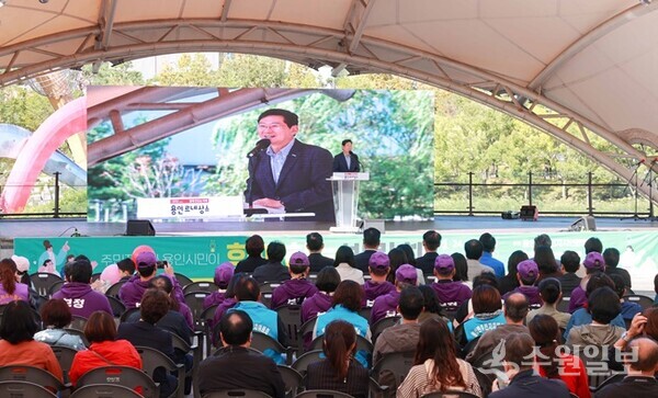 8-1. 이상일 시장이 '2024 용인시 주민자치 박람회'에서 인사말을 하고 있다. (사진=용인시)