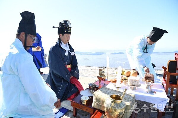 윤도영 강화군수대행이 개천대제를 봉행하고 있다. (사진=강화군)