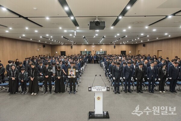 고(故) 김판수 의원 경기도의회장 영결식에서 참석자들이 고인에 대한 묵념을 하고 있다. (사진=경기도의회)