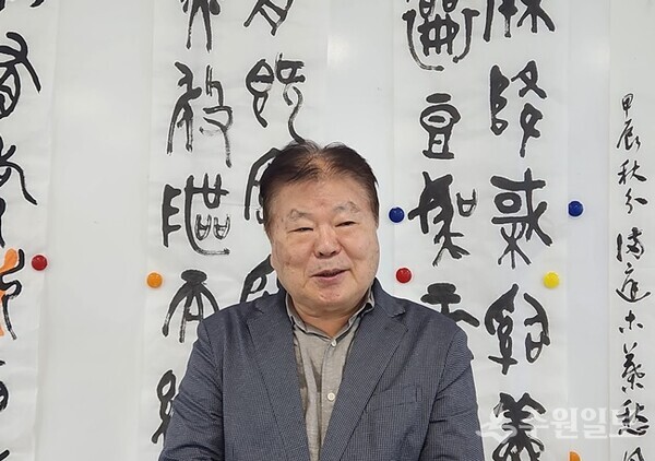 한국서예박물관에서 수강생들에게 강의하는 근당 양택동 선생. (사진=김충영)