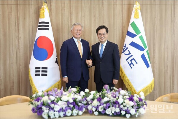 4일 오후 집무실에서 김동연 경기도지사가 문재인 전 대통령과 기념사진을 찍고 있다. (사진=경기도)