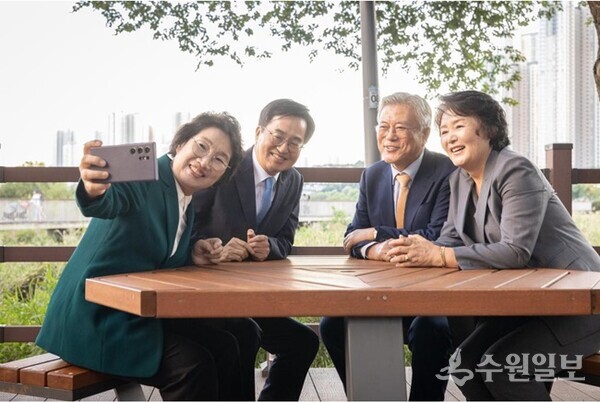 김동연 경기도지사, 정우영 여사, 문재인 전 대통령, 김정숙 여사가 광교호수공원에서 담화를 나누고 있다. (사진=경기도)