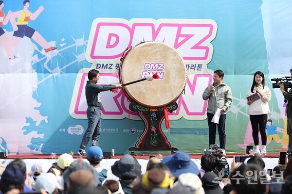 5일 파주 임진각에서 열린 DMZ 평화걷기에서 김동연 경기도지사가 출발 세리머니(출발구호 외침 및 북치기)를 하고 있다. (사진=경기도)
